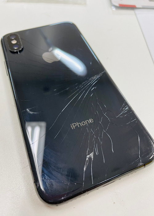 iPhoneXs　背面ガラス割れ　画像