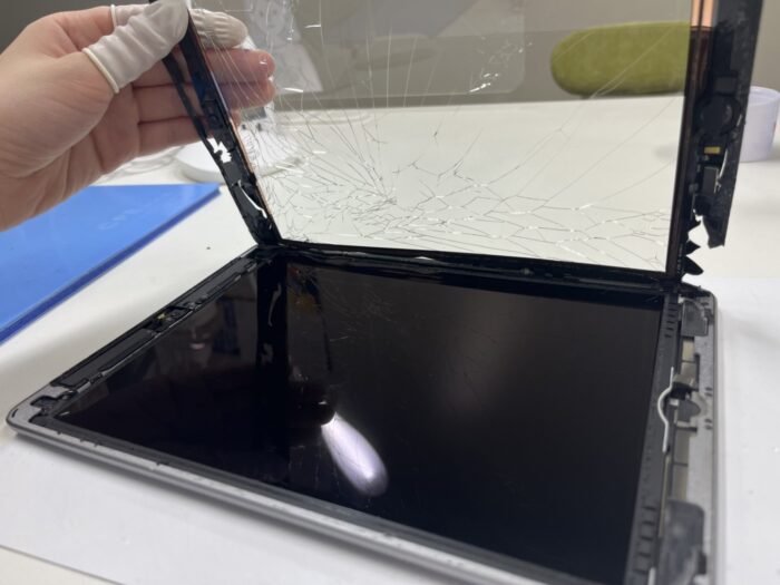 iPadの修理工程④