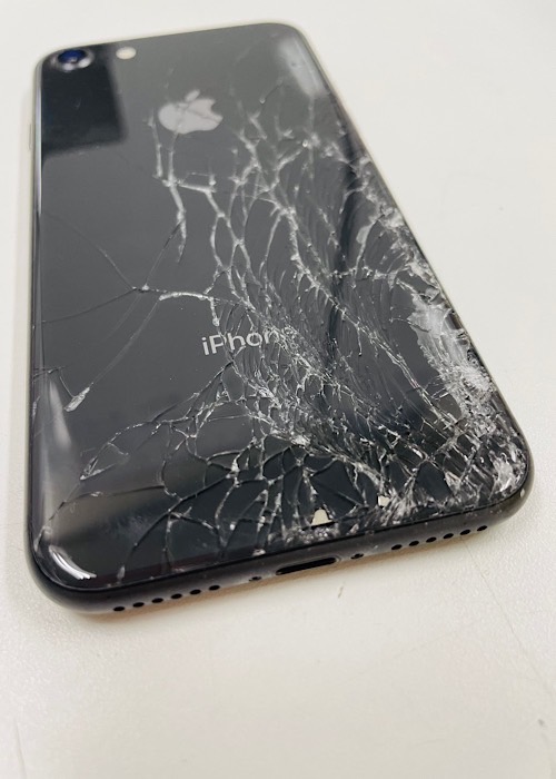 iPhone8　背面ガラス割れアップ　画像