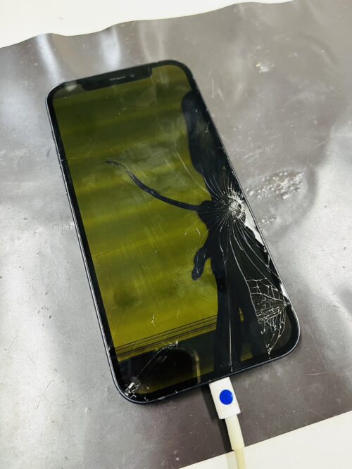 修理前のiPhone13